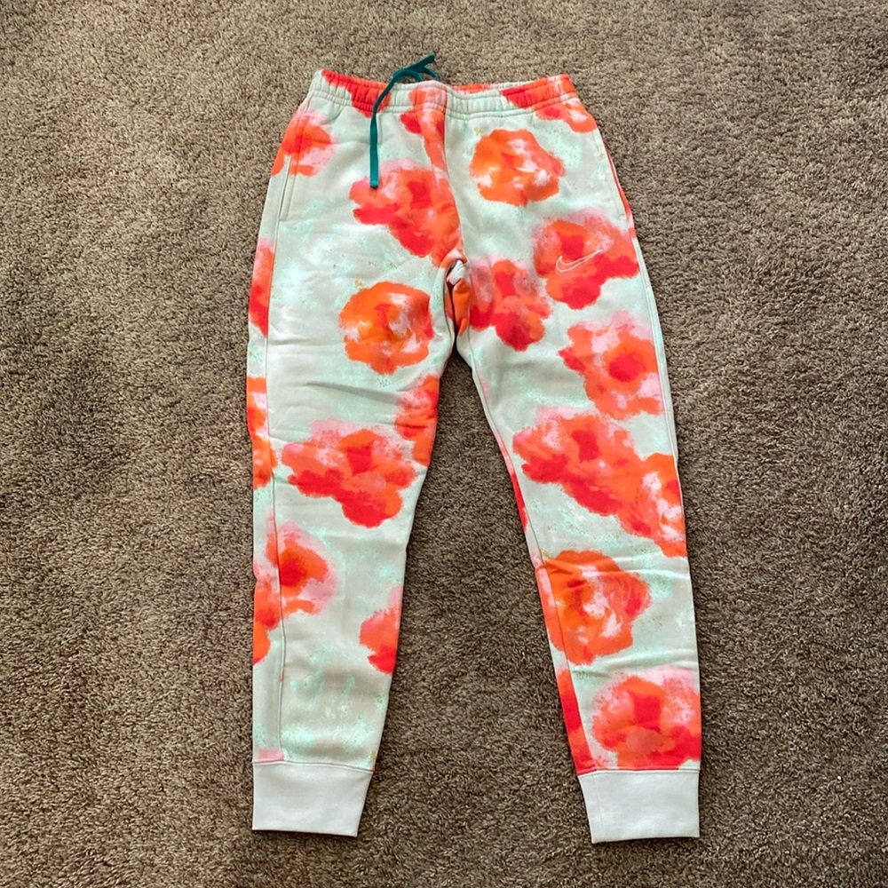 Nike | NWT Standard Fit Taper Leg Sweats